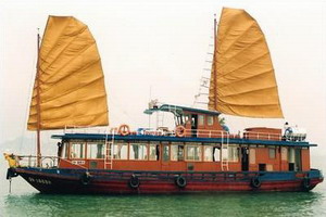 Bai Tho Junk cruising Halong Bay, Vietnam