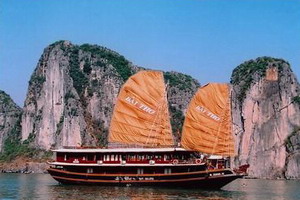 Bai Tho Junk in Halong Bay, Vietnam