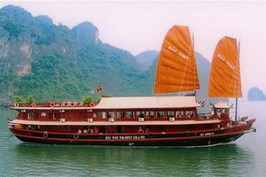 Bai Tho Junk cruising Halong Bay, Vietnam