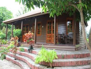 Bungalow Exterior BOOKING